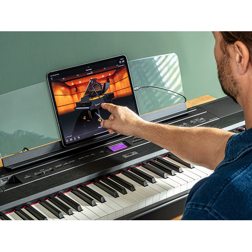 The Yamaha “Smart Pianist” app icon, together with a tablet placed on the music stand of the　P-525