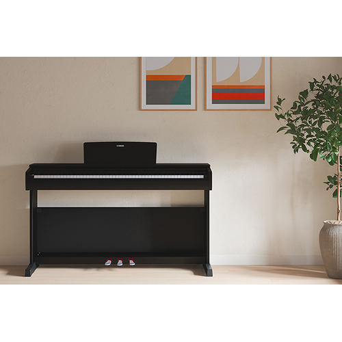 Đàn piano ARIUS có thiết kế hài hòa với không gian phòng khách.