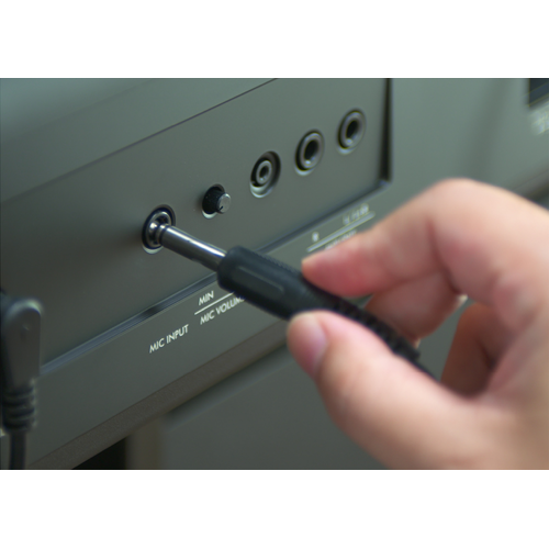 Inserting a microphone jack into the Yamaha P-S500