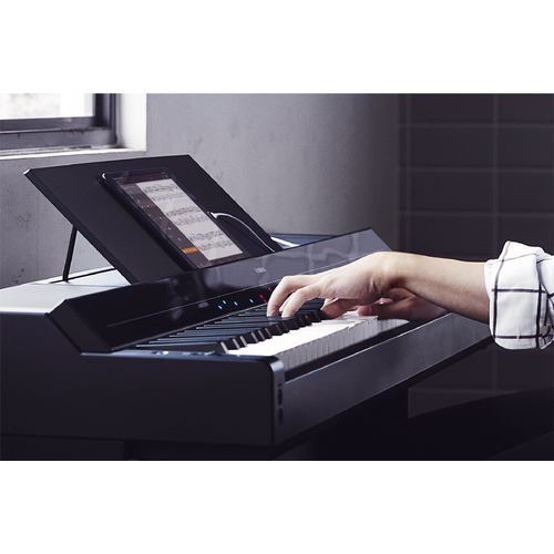 A Yamaha P-S500 and a smart device displaying a music score using the Smart Pianist app
